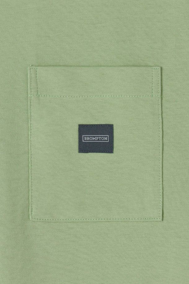 브롬톤 바이시클 그래픽 티셔츠 - A/민트 (P252UTS439)는 산뜻한 민트 베이지 컬러의 공용 티셔츠입니다. 여름철 일상룩에 적합하며, 헤리티지 스타일의 그래픽 프린트가 특징입니다. 앞면 포켓 디테일과 뒷면 브롬톤 매뉴얼 프린트가 돋보이며, 릴렉스 핏과 부드러운 면 소재로 편안한 착용감을 선사합니다. 데님, 치노 팬츠, 쇼츠 등과 매치하여 개성 있는 스타일을 연출하거나 단품 또는 레이어드하여 다채롭게 활용할 수 있습니다. 특히, 동네 마실룩, 여행룩, 휴가룩에 캐주얼, 클래식, 미니멀한 무드를 더해줍니다.
