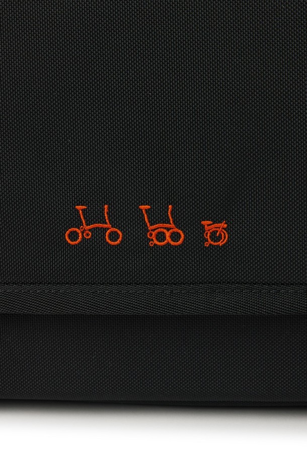 브롬톤 트래블 백 (BROMPTON TRAVEL BAG) - 블랙 (P255ABB151)은 일상과 레저, 자전거 활동에 모두 적합한 가방입니다. 블랙과 그레이 컬러, 미디엄 사이즈로 출시되었으며, 나일론과 폴리에스테르 소재를 사용하여 내구성이 뛰어납니다. 사각 모양에 브롬톤 로고 버클과 오렌지 라벨 포인트가 돋보이며, 벨크로형 잠금 방식으로 편리하게 사용할 수 있습니다. 15.7L의 넉넉한 볼륨으로 헬멧 수납이 가능하며, 크로스백과 토트백으로 활용 가능한 실용적인 디자인입니다.
