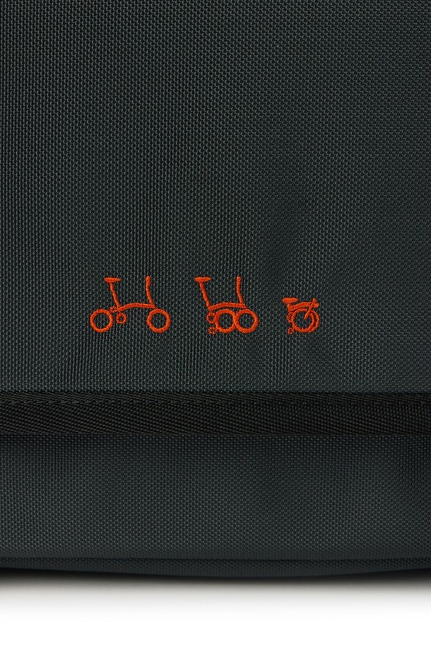 브롬톤 트래블 백 - C/그레이는 미디엄 사이즈, 무지 패턴의 남성용 가방입니다. 나일론과 폴리에스테르 소재로 제작되었으며, 사각형 모양에 브롬톤 로고 버클과 오렌지 라벨 디테일로 포인트를 주었습니다. 분리형 스트랩과 벨크로 잠금 방식, 헬멧 수납 기능이 있어 일상, 아웃도어, 통근 등 다양한 용도로 활용 가능합니다. 15.7L 용량으로 넉넉한 수납 공간을 제공하며, 미니멀, 캐주얼, 시티보이 스타일의 출근룩에 잘 어울립니다.
