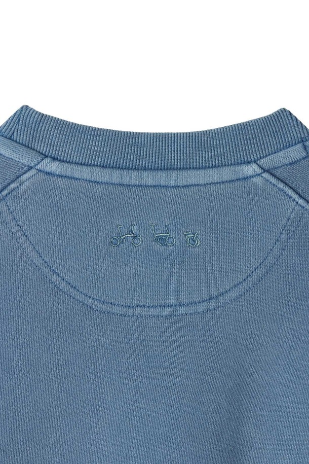 피그먼트 프린트 스웨트셔츠 - 블루는 캐주얼, 미니멀, 스트리트 스타일을 즐기는 분들을 위한 오버핏 스웨트셔츠입니다. 봄, 여름, 가을, 겨울 사계절 내내 활용 가능한 아이템으로, 일상생활에서 편안하게 착용할 수 있습니다. 래글런 숄더라인과 헤비 저지 원단으로 제작되어 편안한 착용감을 선사하며, 라운드넥 디자인으로 어떤 스타일에도 잘 어울립니다. 두꺼운 두께감과 피그먼트 프린트 디자인, 소매 포인트 라벨이 특징이며, 집콕룩, 겨울 데일리룩, 산책룩 등 다양한 TPO에 맞춰 스타일링할 수 있습니다.
