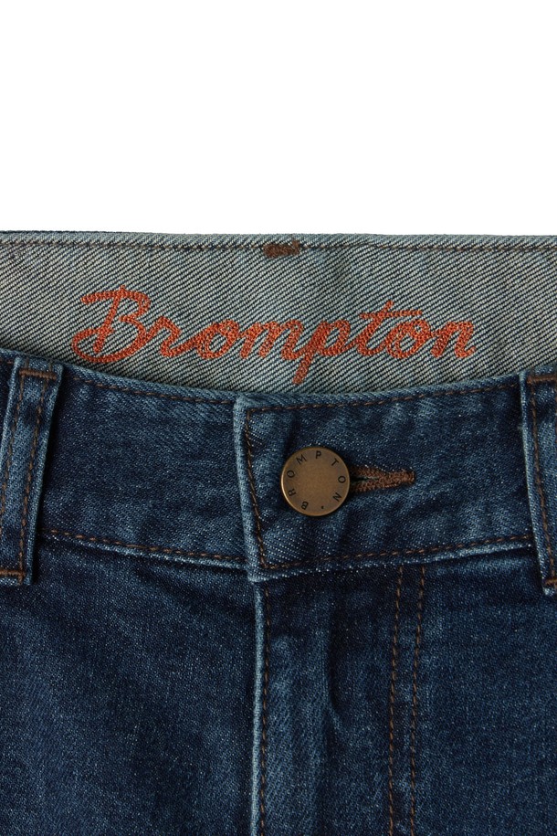 **칸디아니 데님 트라우저 - D/블루 (P253MDP462)**

칸디아니 데님 원단을 사용하여 제작된 데님 팬츠입니다. 가먼트 워싱 처리를 통해 자연스러운 색감과 부드러운 촉감을 선사합니다. 레귤러핏으로 편안한 착용감을 제공하며, 다양한 스타일링에 활용하기 좋습니다. 후면 안감과 포켓에 오렌지 컬러 1975 자수 디테일로 포인트를 더했습니다. 출근룩부터 데이트룩까지, 캐주얼하고 클래식한 스타일을 연출해보세요.
