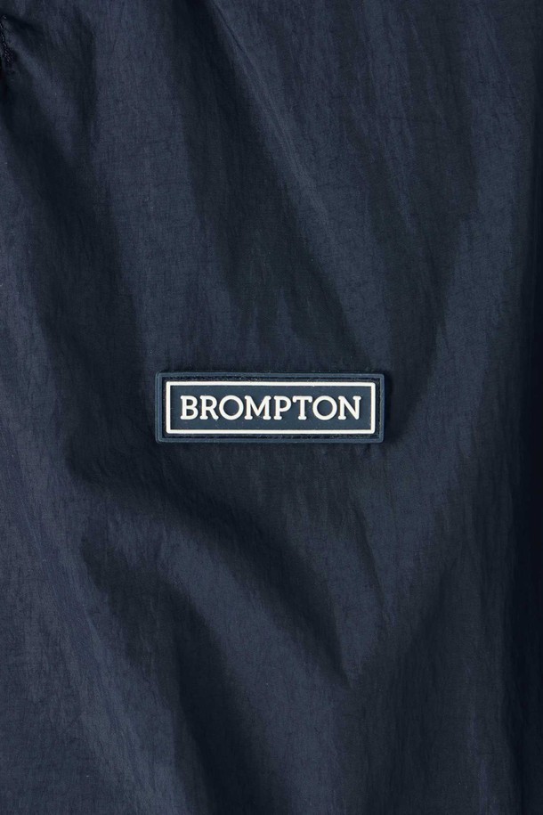 W 스타디움 점퍼 - D/네이비 (P253WJP101)는 여성용 점퍼로, 캐주얼, 스포티한 스타일을 연출하며 캠핑, 라이딩, 일상에서 활용하기 좋습니다. 네이비와 베이지 두 가지 색상으로 출시되었으며, 봄, 가을 시즌에 적합한 얇은 두께감의 나일론, 폴리에스테르 혼방 소재로 제작되었습니다. 방수 및 방풍 기능을 갖춰 변덕스러운 날씨에도 쾌적하게 착용할 수 있으며, 레귤러핏에 미디엄 기장으로 제작되어 편안한 착용감을 선사합니다. 립 디테일 칼라와 소매, 러버 패치 디테일, 봄버 자켓 스타일이 특징이며, 집업 방식으로 간편하게 여밀 수 있습니다.
