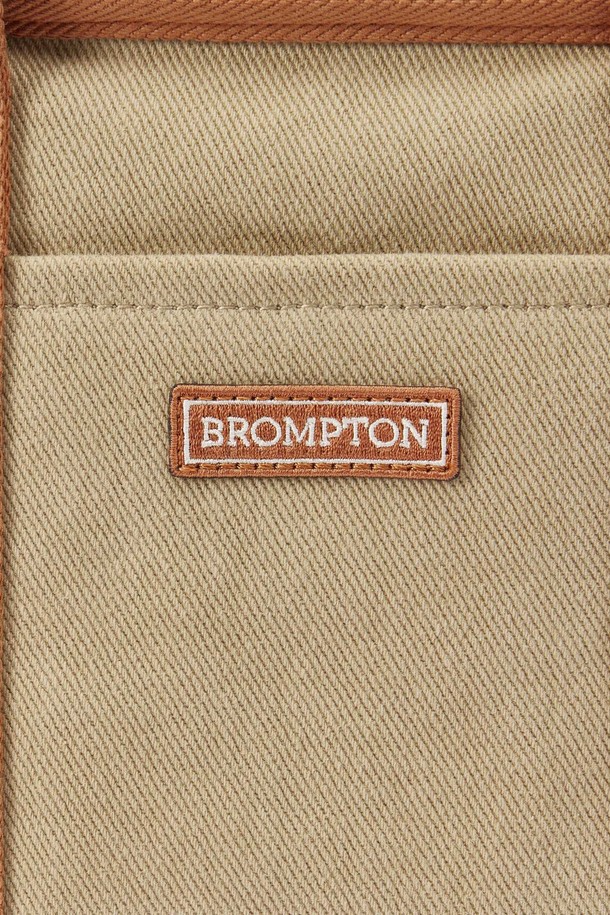 스몰 토트 백 - 베이지(P255ATO412)는 바이오 워싱 코튼 트윌 원단으로 제작되어 자연스러운 워싱 텍스처가 돋보이는 토트백입니다. 남성용으로, 베이지와 네이비 두 가지 컬러로 출시되었습니다. 가방 전면 자수 로고와 양쪽 바닥의 로고 메탈 스터드가 디자인 포인트이며, 2-way 사용이 가능해 크로스백 또는 토트백으로 활용할 수 있습니다. 스몰 사이즈의 사각형 디자인으로, 실용적인 수납공간과 넓은 개구부를 갖춰 데이트룩, 쇼핑룩, 동네 마실룩 등 다양한 TPO에 잘 어울립니다. 캐주얼, 미니멀, 클래식 스타일을 즐기는 분들께 추천합니다.
