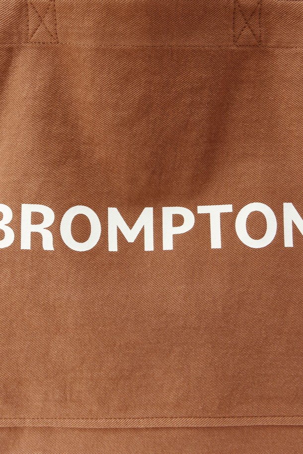 1975 로고 에코백 - ORANGE (P255ATO410)는 베이지와 오렌지 두 가지 색상으로 출시되었으며, 면과 폴리에스터 혼방 소재로 제작되어 부드러운 터치감과 뛰어난 내구성을 자랑합니다. 미디엄 사이즈의 사각 에코백으로, 로고 패턴과 D링 디자인이 돋보이며, 내부 텀블러 전용 포켓이 있어 수납 기능을 더했습니다. 일상생활에서 베이직하면서도 캐주얼한 스타일을 연출하기에 적합한, 바이오 워싱 처리된 남성용 에코백입니다.
