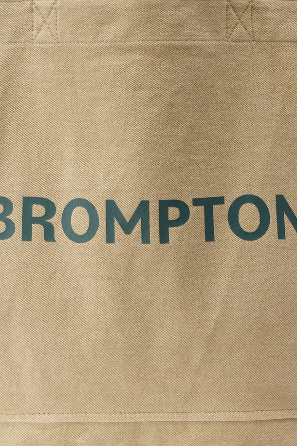 1975 로고 에코백 - BEIGE (P255ATO410)은 면과 폴리에스테르 혼방 소재로 제작되어 부드러운 촉감이 돋보이는 미디엄 사이즈의 사각 에코백입니다. 베이지와 오렌지 컬러의 로고 패턴이 특징이며, 텀블러 전용 포켓과 D링 디자인으로 실용성을 더했습니다. 바이오워싱 처리로 내구성이 뛰어나 데일리 백으로 활용하기 좋습니다.
