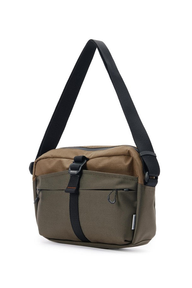 세련된 남성미를 더하는 6-쉐이프 링 디테일 크로스백 - 브라운 (P255ACR110)입니다. 미디엄 사이즈의 사각형 디자인으로, 나일론 소재를 사용하여 제작되었습니다. 숄더 스트랩과 지퍼형 잠금 방식으로 실용성을 높였으며, 6-쉐이프 링 디테일이 세련된 포인트를 더합니다. 미니멀, 시크, 클래식 스타일을 즐기는 남성분들께 출근룩, 비즈니스 캐주얼, 모임룩 등 다양한 TPO에 활용하기 좋습니다.
