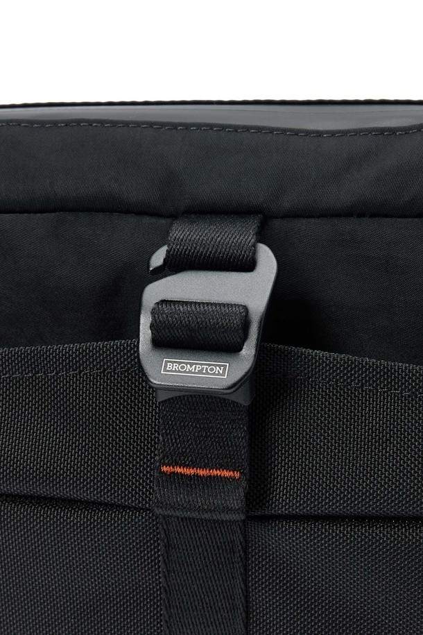 6-셰이프드 링 디테일 크로스 백 - 블랙 (P255ACR110)은 미니멀, 캐주얼, 시티보이 스타일을 위한 남성용 크로스백입니다. 나일론과 폴리에스테르 소재로 제작되어 튼튼하며, 여행룩과 출근룩에 모두 잘 어울립니다. 블랙 및 브라운 두 가지 색상으로 출시되었으며, 사각형 모양에 링 디테일이 포인트입니다. 컴팩트한 디자인으로 다수의 수납공간과 앞면 지퍼 포켓을 갖춰 실용성을 더했으며, 레이저 각인 로고와 오렌지색 바택으로 디자인의 완성도를 높였습니다. 6-셰이프드 링 디테일 크로스 백은 재귀 반사 기능을 통해 야간에도 안전하게 사용할 수 있으며, 지퍼형 잠금 방식으로 소지품을 안전하게 보호합니다.
