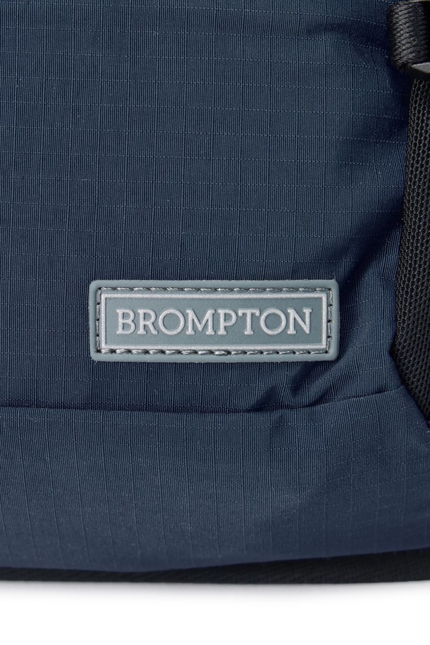 BIKE 웨이스트 백 - D/네이비 (P255ABB163)는 사이클, 바이크, 일상생활에서 활용하기 좋은 웨이스트 백입니다. 남성용으로, 네이비 컬러에 무지(무늬 없음) 디자인으로 제작되었습니다. 나일론과 폴리에스테르를 사용하여 내구성이 뛰어나며, 미디엄 사이즈의 사각 형태로 제작되었습니다. 방수, 재귀반사, 통기, 경량 기능을 갖춰 활동성을 높여주며, 에어 메쉬 등판과 사이드 메쉬 포켓, 흔들림 방지 스트랩, 물병 수납이 가능한 것이 특징입니다. 스포티, 미니멀, 캐주얼 스타일을 연출하며, 러닝룩과 여행룩에 매치하기 좋습니다.
