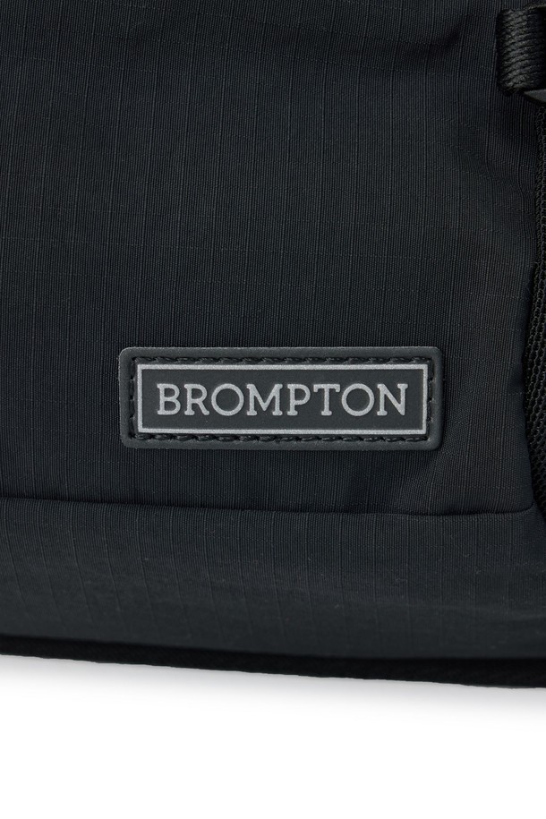 ## BIKE 웨이스트 백 - 블랙 (P255ABB163)

자전거, 일상, 아웃도어 활동에 적합한 남성용 웨이스트 백입니다. 블랙과 네이비 두 가지 색상으로 출시되었으며, 넉넉한 수납공간의 미디엄 사이즈입니다. 방수, 통기, 재귀반사 기능을 갖춘 나일론, 폴리에스테르 혼방 소재를 사용하여 제작되었습니다. 사각 형태에 메쉬 사이드 포켓, 에어메쉬 등판, 오렌지 바택 디테일, 물병 수납이 가능한 디자인으로 실용성을 더했습니다. 지퍼형 잠금 방식으로 소지품을 안전하게 보관할 수 있으며, 미니멀, 스포티한 스타일을 연출하기 좋습니다.
