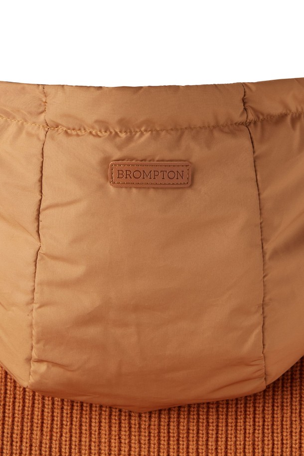 HOOD(후드) HYBRID(하이브리드) CARDIGAN(가디건) - ORANGE(오렌지) (P254UCD432)는 남성용 후드 하이브리드 가디건입니다. 오렌지 및 네이비 컬러로 출시되었으며, 나일론, 아크릴, 울, 폴리에스테르를 혼방하여 제작되었습니다. 울 소재의 탈부착 가능한 후드와 캐시미어 블렌딩으로 부드러운 촉감을 선사하며, 가을, 겨울철 일상 및 산책룩에 적합합니다. 레귤러핏의 긴소매 디자인으로, 무지 패턴과 중간 두께감으로 캐주얼하면서도 베이직한 스타일을 연출합니다. 보온 기능과 필링을 최소화하여 편안하게 착용할 수 있습니다.
