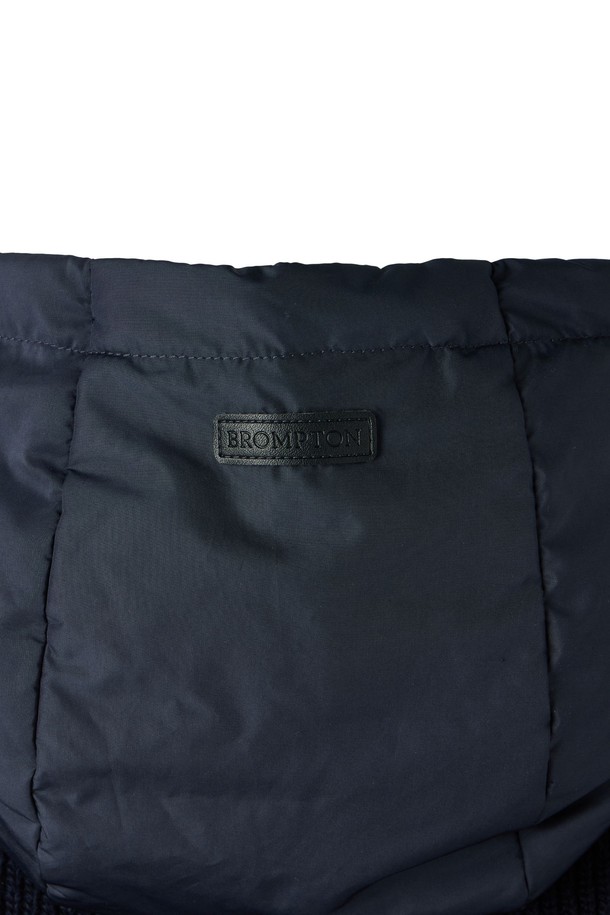 HOOD 하이브리드 가디건 - 네이비 (P254UCD432)는 남성용 후드 하이브리드 가디건으로, 캐주얼 및 베이직 스타일을 추구하는 분들을 위한 제품입니다. 네이비와 오렌지 컬러로 출시되었으며, 봄, 가을, 겨울 세 계절 모두 착용 가능합니다. 나일론, 아크릴, 울, 폴리에스터 등 다양한 소재를 혼방하여 제작되었으며, 특히 울 소재 탈부착 후드로 다양한 스타일 연출이 가능합니다. 레귤러핏에 두꺼운 두께감, 부드러운 촉감으로 편안한 착용감을 제공하며, 캐시미어 블렌딩으로 고급스러운 느낌을 더했습니다. 일상, 산책, 여행 등 다양한 TPO에 활용할 수 있는 실용적인 아이템입니다.
