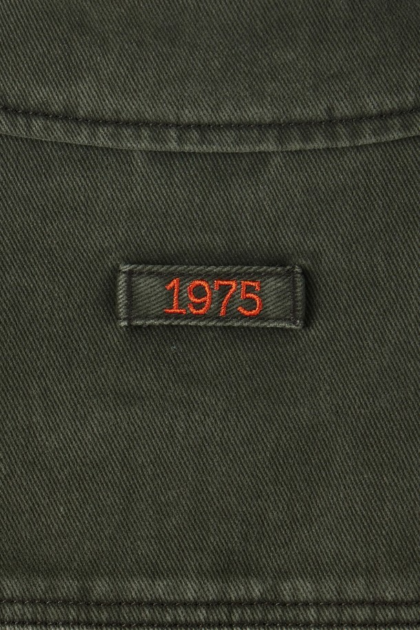 카키 색상의 DENIM ZIP-UP 재킷 (데님 집업 재킷)입니다. 남성용으로, 미니멀, 스트릿 스타일을 모두 소화할 수 있습니다. 봄, 여름, 가을, 겨울 사계절 내내 착용 가능하며, 데이트룩, 모임룩에 적합합니다. 세미 오버핏으로 편안하게 착용할 수 있으며, 2-WAY 지퍼와 가슴 지퍼 포켓 디테일이 특징입니다. 색 빠짐 방지 데님 원단과 등판 1975 자수, 매칭 데님 팬츠와 세트로 코디할 수 있습니다.
