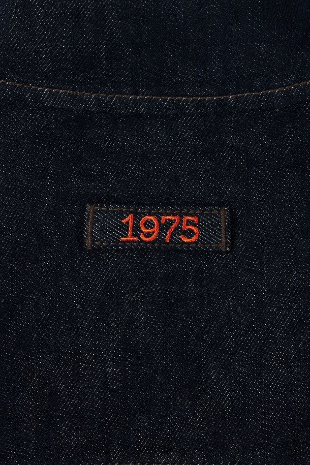 **데님 집업 재킷 - 인디고 (P253MJK461)**

남성용 데님 재킷입니다. 인디고와 카키 두 가지 색상으로 출시되었으며, 봄, 가을, 겨울 계절에 착용하기 좋습니다. 미니멀하고 캐주얼한 스타일을 연출할 수 있으며, 두꺼운 면 소재로 제작되어 뻣뻣한 촉감을 줍니다. 세미오버핏으로 편안하게 착용 가능하며, 긴 소매와 집업 여밈 방식을 갖추었습니다. 2-WAY 지퍼, 가슴 지퍼 포켓, 등판 1975 자수 장식이 특징이며, 매칭 데님 팬츠와 세트 연출도 가능합니다. 데이트룩 또는 겨울 데일리룩으로 활용하기 좋습니다.
