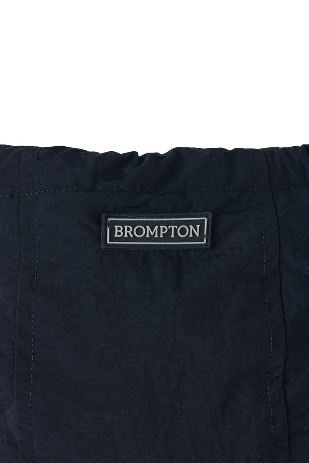 리플렉티브 자수 로고가 돋보이는 REFLECTIVE JERSEY HOOD - D/네이비 (P253UHD162) 후드티셔츠입니다. 네이비 및 베이지 컬러로 출시되어, 공용으로 착용 가능하며, 일상, 사이클, 아웃도어 활동에 적합합니다. 봄, 가을 시즌에 어울리는 중간 두께감과 부드러운 촉감의 면, 폴리에스테르, 나일론 혼방 소재로 제작되었습니다. 자전거 핸들바 형태의 앞주머니와 어깨에서 허리까지 드롭 실루엣, 액센트 컬러 포인트 후드가 특징이며, 재귀반사 기능을 더해 스포티하고 캐주얼한 스타일을 연출합니다. 동네 마실룩, 산책룩, 캠핑룩 등 다양한 TPO에 활용하기 좋습니다.
