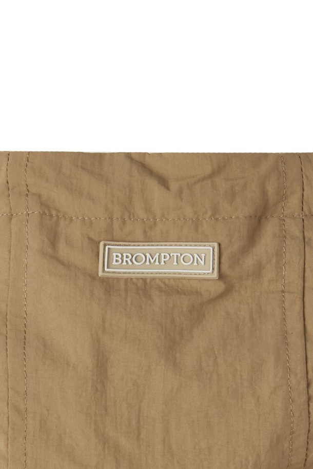 REFLECTIVE JERSEY HOOD - BEIGE (P253UHD162)는 스포티, 캐주얼, 고프코어 스타일을 아우르는 공용 후드 티셔츠입니다. 봄, 가을에 어울리는 중간 두께감의 오버핏으로, 일상 및 아웃도어 활동에 적합합니다. 베이지 및 네이비 컬러로 출시되었으며, 면, 폴리에스테르, 나일론, 폴리우레탄 혼방 소재로 제작되어 부드러운 촉감을 선사합니다. 자전거 핸들바 모양의 앞 포켓 디자인과 대비색상 후드 액센트, 리플렉티브 자수 디테일이 특징이며, 재귀반사 기능을 갖춰 야간에도 안전하게 착용할 수 있습니다. 산책, 캠핑, 가을 나들이룩에 활용하기 좋습니다.
