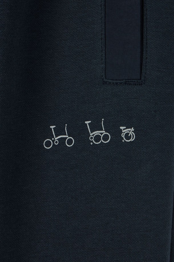 리플렉티브 저지 트라우저 - D/네이비 (P253UPT162)는 봄, 가을 시즌에 적합한 조거핏 긴 바지입니다. 면, 폴리에스터, 나일론 혼방 소재로 제작되어 탄탄한 촉감을 선사하며, 신축성이 있어 편안하게 착용 가능합니다. D/네이비 컬러의 무지 패턴에 루즈핏 디자인으로 스포티, 캐주얼, 미니멀 스타일을 연출합니다. 우븐 배색 포켓, 우븐 패치 디테일, 밑단 스트링, 자전거 자수 포켓, 신축성 허리밴딩 등의 디테일이 돋보이는 제품입니다. 일상, 사이클, 동네 마실룩, 여행룩, 피트니스룩 등 다양한 TPO에 활용할 수 있습니다.
