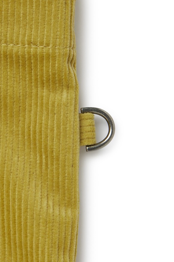 **코듀로이 에코 백 - 머스타드 (P255ATO413)**

부드러운 촉감의 코듀로이, 면, 폴리에스테르 혼방 소재로 제작된 '코듀로이 에코 백'입니다. 머스타드와 네이비 두 가지 색상으로 출시되었으며, 사각 형태의 미디엄 사이즈 에코백입니다. 심플한 디자인에 자수 로고와 메탈 D링으로 포인트를 주었으며, 넉넉한 수납을 위한 내부 지퍼 포켓이 있습니다. 가을, 겨울 시즌, 여행룩, 가을 나들이룩, 겨울 데일리룩 등 다양한 TPO에 맞춰 베이직, 캐주얼, 미니멀 스타일로 연출하기 좋습니다.
