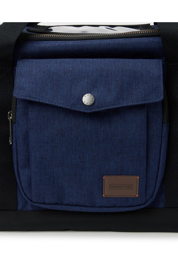 **바이크 보스턴 백 - 인디고 (P255ABB450)**

미디엄 사이즈의 바이크 보스턴 백으로, 사이클 및 일상생활에서 활용하기 좋습니다. 인디고, 베이지 두 가지 색상으로 출시되었으며, 폴리에스터, 나일론, 면 혼방 소재로 제작되었습니다. 사각 형태에 오렌지 라벨 디자인이 돋보이며, 생활 방수 기능을 갖춰 실용성을 더했습니다. 브롬톤 브라켓 L 사이즈 호환, 전면 지퍼 포켓, 측면 물병 포켓, 상단 PVC 폰 포켓, 캐리어 포켓, 다양한 수납공간을 제공하여 편의성을 높였습니다. 여행룩, 캐주얼, 미니멀, 시티보이 스타일을 즐기는 남성분들에게 추천합니다.
