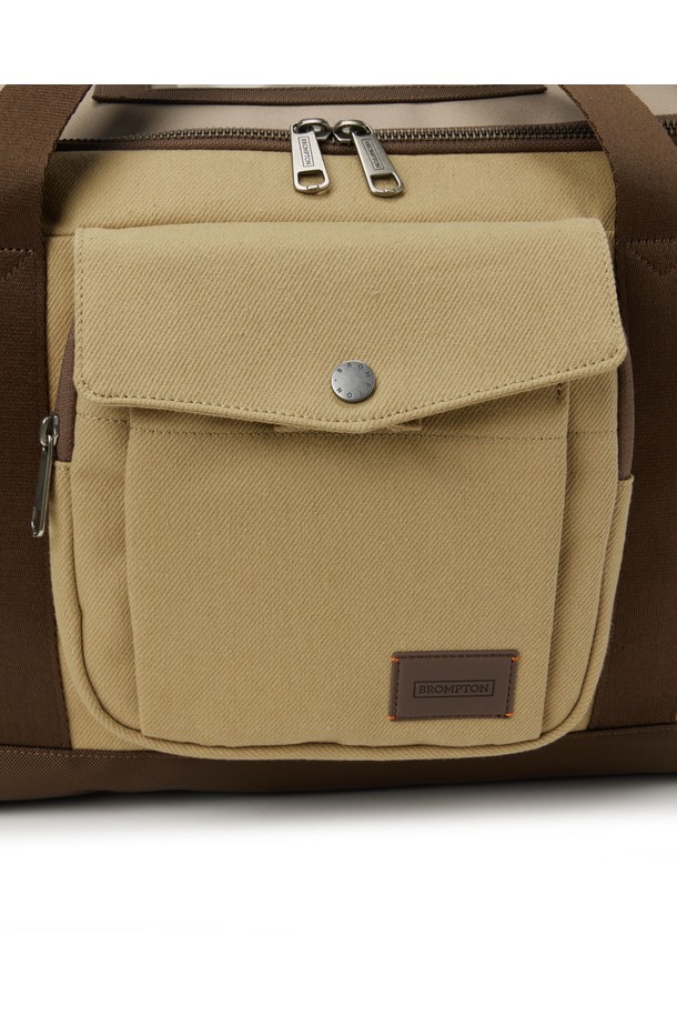 BIKE BOSTON BAG - 베이지 (P255ABB450)는 미디엄 사이즈의 원통형 보스턴백으로, 남성용 캐주얼, 미니멀, 스포티 스타일입니다. 폴리에스터와 나일론 소재로 제작되었으며, 방수 기능을 갖춰 일상생활과 자전거 이용 시 모두 유용합니다. 베이지와 인디고 두 가지 컬러로 출시되었으며, 브럼톤 브라켓 L 사이즈 호환, 앞판 지퍼 포켓, 사이드 물병 포켓, 상단 PVC 휴대폰 포켓 등의 특징을 갖추고 있습니다. 지퍼형 잠금 방식으로 내용물을 안전하게 보관할 수 있으며, 여행룩 연출에도 적합합니다.
