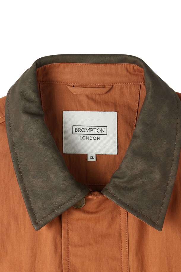 GREENFORD (그린포드) 미디 재킷 - 오렌지 (P253UJK420)는 봄, 가을에 착용하기 좋은 아우터입니다. 도시적인 무드의 세미 오버핏으로, 4포켓 디자인과 허리 스트링 디테일이 특징입니다. 지퍼 여밈 방식으로 간편하게 착용 가능하며, 안감이 없는 홑겹 구조로 가볍게 걸치기 좋습니다. 다양한 이너 제품과 연결 가능한 지퍼가 있어 활용도가 높으며, 면, 나일론, 인조가죽, 폴리에스터 혼방 소재로 제작되었습니다. 동네 마실룩, 산책룩, 여행룩 등 캐주얼, 미니멀, 시티보이 스타일을 연출하기에 적합합니다.
