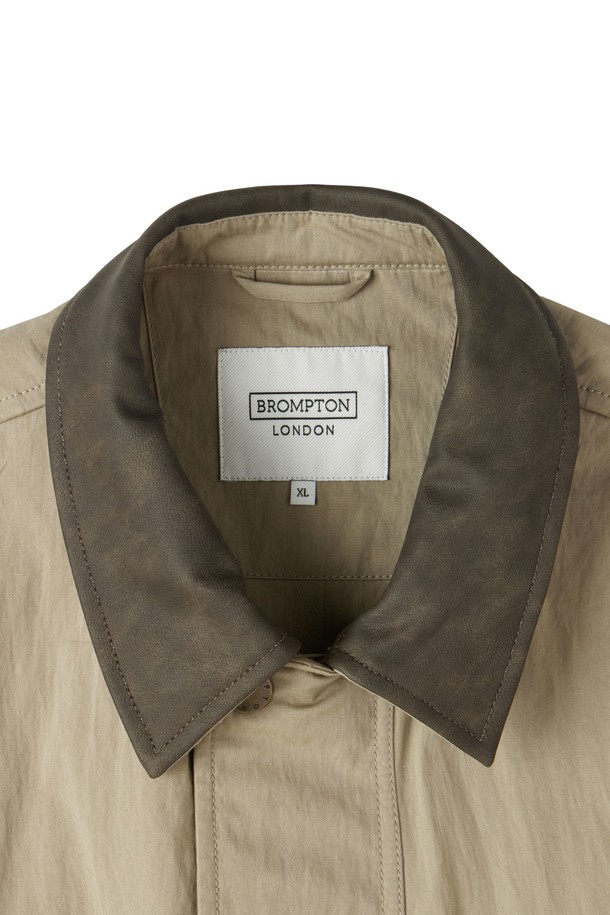 GREENFORD(그린포드) 미디 재킷 - 베이지 (P253UJK420)는 모던하고 클래식한 무드의 헌터 재킷입니다. 봄, 가을에 어울리는 세미 오버핏으로 제작되었으며, 데이트룩과 가을 나들이룩에 적합합니다. 베이지, DIGREEN, 오렌지 3가지 컬러로 출시되었으며, 무지 패턴의 중간 두께 면, 나일론, 합성가죽, 폴리에스테르 혼방 소재를 사용했습니다. 4포켓 디자인과 허리 스트링 디테일, 실용적인 수납이 가능한 단일 레이어 구조의 가벼운 재킷입니다.
