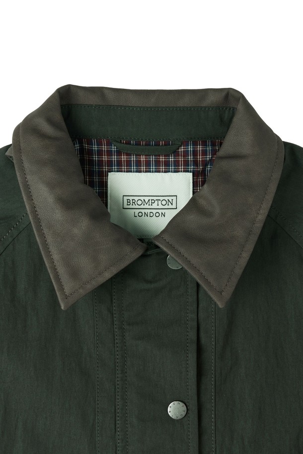 W 그린포드 재킷 (P253WJK420)은 세미 오버핏으로 디자인된 여성용 자켓입니다. 그린, 베이지, 오렌지 세 가지 색상으로 출시되었으며, 봄, 여름, 가을에 착용하기 좋습니다. 면, 나일론, 인조가죽, 폴리에스터 혼방 소재로 제작되어 탄탄한 촉감을 선사하며, 약간 얇은 두께감으로 간절기에 활용하기 좋습니다. 클래식한 무드의 데이트룩, 카페룩, 출근룩에 매치하기 좋으며, 카라 배색과 앞뒤 날개 디테일, 라글란 소매, 어깨선 디자인이 특징입니다.
