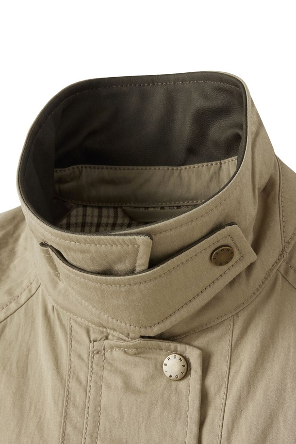 W 그린포드 재킷 - 베이지 (P253WJK420)는 여성 고객을 위한 아우터입니다. 클래식과 모던 스타일을 결합한 디자인으로, 봄, 여름, 가을, 겨울 사계절 모두 착용 가능합니다. 하이덴시티 코튼 원단을 사용하여 제작되었으며, 칼라 콘트라스트 디테일, 앞뒤 윙 디테일, 래글런 소매, 트렌치코트에서 영감을 받은 디자인이 특징입니다.  베이지, 그린, 오렌지 세 가지 색상으로 출시되었으며, 오버핏으로 제작되어 편안한 착용감을 제공합니다. 데이트룩, 출근룩, 모임룩 등 다양한 TPO에 활용할 수 있는 활용도 높은 필드 재킷입니다.
