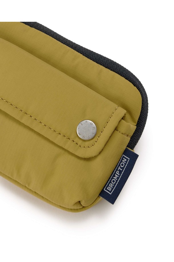 BROMPTON 미니 카드 지갑은 머스타드, 다이나비, 오렌지 색상으로 출시되었으며, 베이비 립스탑 원단을 사용하여 포근한 촉감을 선사합니다. 가볍고 얇은 두께에 카드, 동전, 열쇠를 수납할 수 있으며, 지퍼형 잠금 방식으로 내용물을 안전하게 보호합니다. 체크 패턴과 오링, 메달 등의 디자인 장식으로 포인트를 주어 캐주얼, 미니멀, 고프코어 스타일의 동네 마실룩과 쇼핑룩에 잘 어울립니다.
