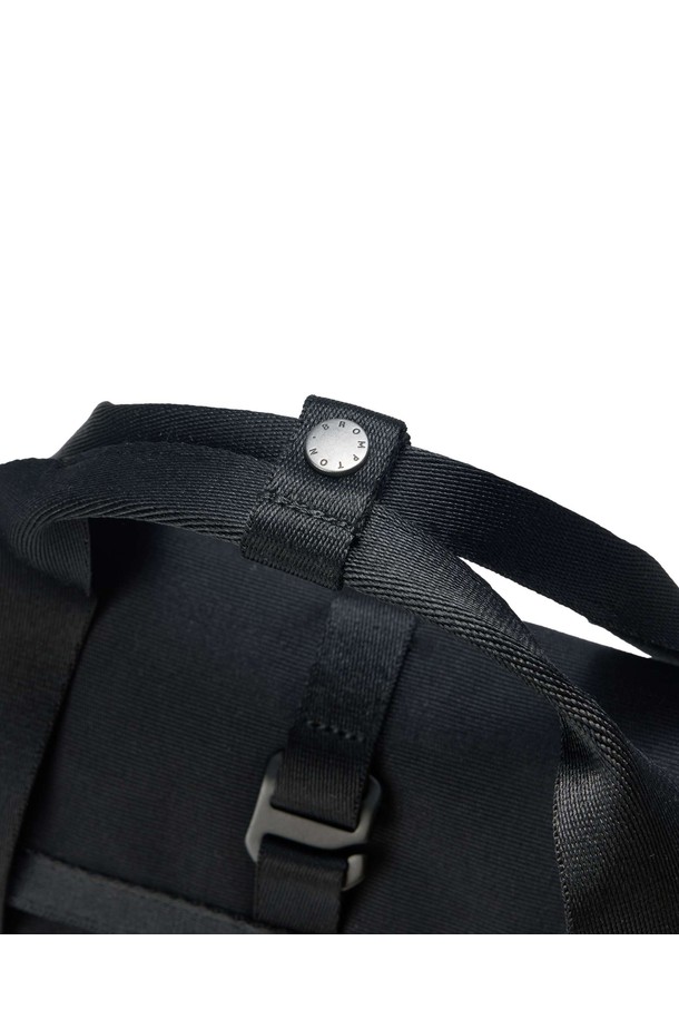 ## FLAP 토트백 - 블랙 (P255ATO411)

미니멀, 클래식, 시크 스타일을 추구하는 남성을 위한 FLAP 토트백입니다. 나일론과 폴리에스터 소재의 매트한 터치감이 특징이며, 무지 디자인에 와펜과 스티치 디테일로 포인트를 더했습니다. 미디엄 사이즈로, 넉넉한 수납공간과 랩탑 수납이 가능한 내부 포켓을 갖춰 일상 및 출퇴근 용도로 활용하기 좋습니다. 전면 오픈 포켓과 고리형 잠금 방식으로 실용성을 높였으며, 사계절 모두 사용 가능한 약간 두꺼운 두께감의 토트백입니다.
