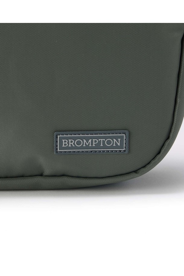 베이직 크로스백 - 카키(P255ACR111)는 남성을 위한 데일리 백입니다. 부드러운 촉감과 은은한 광택이 돋보이는 나일론, 폴리에스터 혼방 소재로 제작되었으며, 미디엄 사이즈로 수납력을 높였습니다. 전면 지퍼 투 포켓과 내부 오픈 포켓으로 소지품을 편리하게 분리 수납할 수 있으며, 사각 쉐입에 리플렉티브 와펜으로 포인트를 더했습니다. 베이직하고 심플한 디자인으로 다양한 스타일의 데일리룩에 매치하기 좋으며, 사계절 내내 활용 가능합니다.
