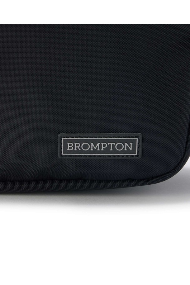 베이직 크로스 백 - 블랙 (BASIC CROSS BAG - BLACK)은 미디엄 사이즈의 사각 쉐입 크로스백입니다. 나일론과 폴리에스터 혼방 소재로 제작되었으며, 무지 패턴에 리플렉티브 와펜 장식이 포인트입니다. 전면 지퍼 투 포켓과 내부 오픈 포켓으로 실용적인 수납이 가능하며, 지퍼형 잠금 방식으로 내용물을 안전하게 보관할 수 있습니다. 광택감이 있으며, 데일리 사용에 적합한 심플하고 베이직한 디자인으로 동네 마실룩, 미니멀, 캐주얼 스타일을 연출하기 좋습니다.
