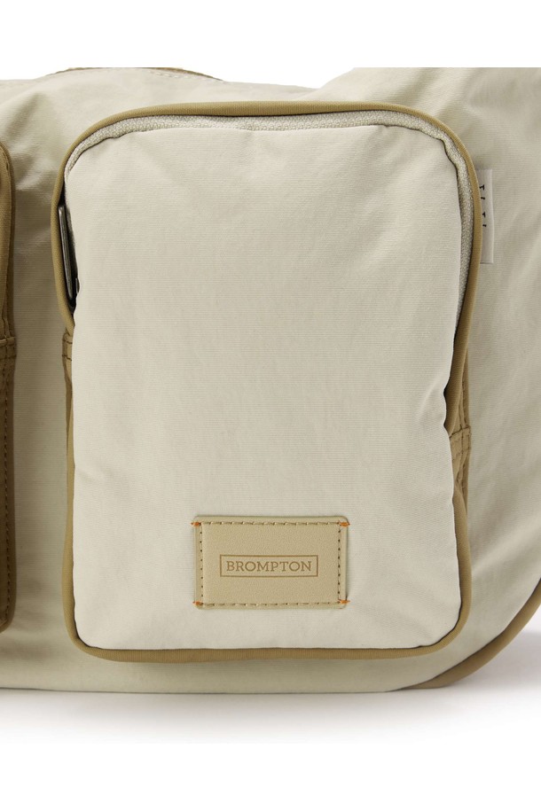 TWO POCKET HOBO BAG - BEIGE (P255ACR410)는 캐주얼, 미니멀, 클래식 스타일을 추구하는 남녀 모두를 위한 호보백입니다. 베이지, 블랙, 시그레이 세 가지 색상으로 출시되었으며, 나일론과 폴리에스테르 소재를 사용하여 부드러운 터치감을 선사합니다. 미디엄 사이즈의 가방으로, 무지 패턴에 와펜과 스티치 디자인으로 포인트를 주었습니다. 전면 투 포켓, 내부 분할 스티치 포켓, 넓은 메인 포켓과 같은 실용적인 수납 구조를 갖춰 일상 및 여행 시 넉넉하고 깔끔한 수납이 가능합니다. 여행룩, 휴가룩에 잘 어울리는 아이템입니다.

