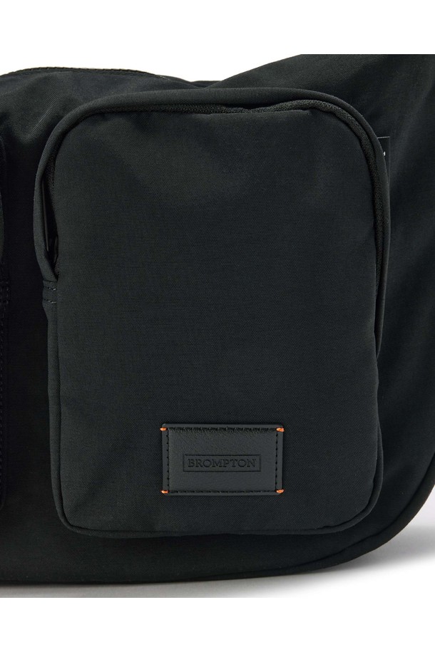 투 포켓 호보 백 (P255ACR410)은 캐주얼, 미니멀, 시티보이 스타일을 추구하는 남녀 공용 가방입니다. 나일론과 폴리에스터 소재로 제작되어 부드러운 촉감을 제공하며, 미디엄 사이즈로 일상 및 여행에 적합합니다. 전면 투 포켓과 내부 분할 포켓, 넓은 메인 포켓으로 실용적인 수납이 가능하며, PU 와펜과 오렌지 스티치 디자인이 돋보입니다. 블랙, 베이지, 시그레이 세 가지 색상으로 출시되어 다양한 스타일에 매치할 수 있으며, 넉넉한 수납공간을 제공하여 여행룩과 휴가룩에 활용하기 좋습니다.
