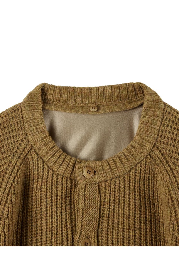 SHETLAND WOOL HOOD CARDIGAN - MUSTARD (P254UCD431)는 부드러운 촉감과 우수한 보온성을 자랑하는 후드 가디건입니다. 서틀랜드 울, 캐시미어 혼방 소재로 제작되어 겨울철 데일리룩에 따뜻함과 스타일을 더해줍니다. 탈부착 가능한 후드와 집업 스타일로 다양한 연출이 가능하며, 내구성을 높여 필링을 최소화했습니다. 베이직하고 캐주얼한 스타일로, 레귤러핏과 긴 소매 기장으로 편안하게 착용할 수 있습니다. CIGREY, KHAKI, MUSTARD 세 가지 색상으로 제공됩니다.
