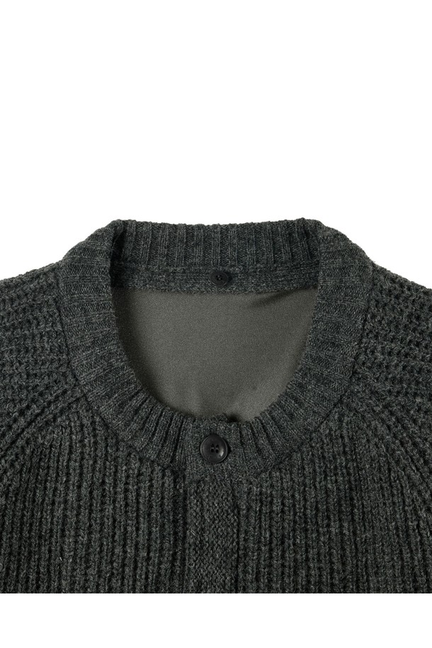 SHETLAND WOOL HOOD CARDIGAN - C/GREY (P254UCD431)은 부드러운 촉감의 울, 아크릴, 나일론, 폴리에스테르, 면, 레이온 혼방 소재로 제작된 후드 가디건입니다. 회색 컬러의 무지 패턴에 레귤러핏과 긴소매 디자인으로, 봄, 가을, 겨울 계절에 활용하기 좋습니다. 두꺼운 두께감으로 보온성이 뛰어나며, 경량 소재를 사용하여 가볍게 착용할 수 있습니다. 탈부착 가능한 후드로 다양한 스타일을 연출할 수 있으며, 필링을 최소화하고 내구성을 강화하여 오랫동안 즐겨 입을 수 있습니다. 캐주얼, 미니멀, 클래식 스타일을 즐겨 입는 분들께 겨울 데일리룩, 산책룩으로 추천합니다.
