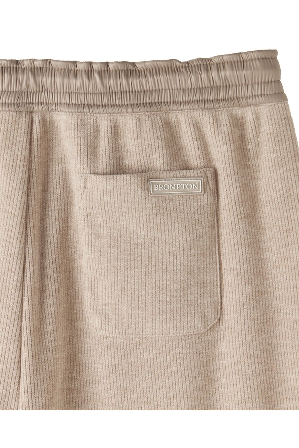 W 저지 코듀로이 트라우저 - 베이지 (P253WPT161)는 여성용 코듀로이 팬츠입니다. 봄, 가을, 겨울에 착용하기 좋은 약간 두꺼운 두께감의 긴 기장 와이드핏 바지로, 캐주얼한 스타일을 연출합니다. 베이지와 엠그레이 두 가지 색상으로 출시되었으며, 겉감은 탄탄한 촉감의 폴리에스터, 레이온, 나일론, 폴리우레탄 혼방 소재를 사용했습니다. 와이드하게 떨어지는 실루엣과 뒷판 아웃포켓, 브롬톤 시그니처 고무 와펜 포인트가 특징이며, 신축성이 있어 편안하게 착용할 수 있습니다. 데일리룩, 미니멀룩, 클래식 스타일을 선호하는 분들께 추천합니다.
