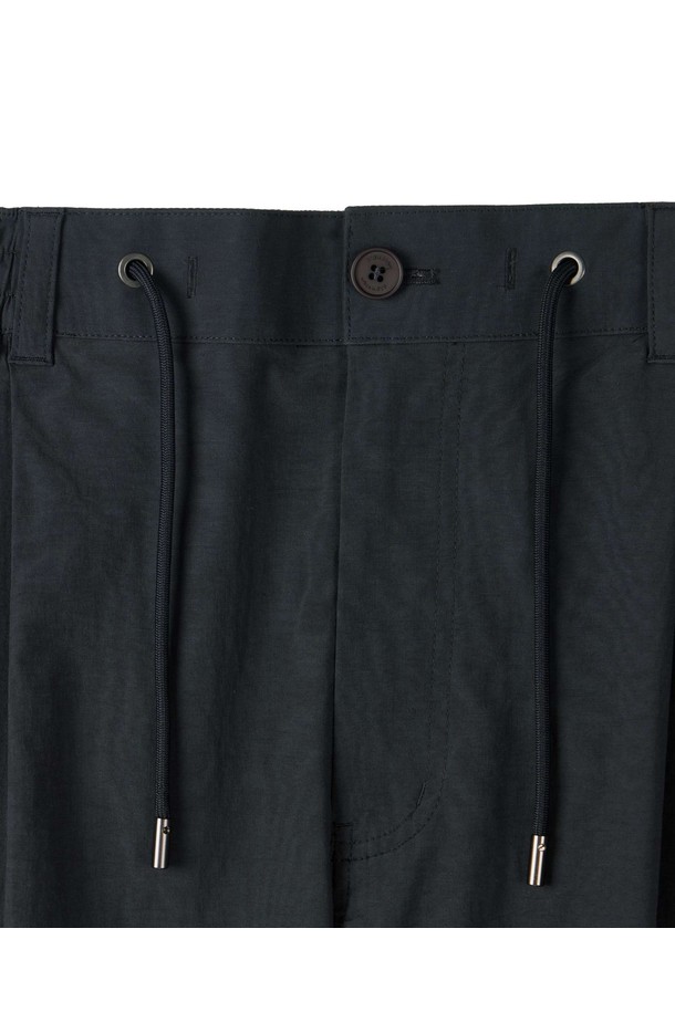 캐럿 트라우저 - C/그레이 (P253MPT103)는 캐주얼, 스포티, 미니멀 스타일을 아우르는 바지입니다. 봄, 여름, 가을, 겨울 사계절 모두 착용 가능하며, 캠핑, 사이클, 일상생활 등 다양한 용도로 활용할 수 있습니다. 나일론, 면, 폴리에스테르, 폴리우레탄 혼방 소재로 제작되어 방수 및 신축성이 뛰어나며 편안한 착용감을 제공합니다. 허리 스트링과 밴딩 처리로 편안한 착용감을 선사하며, 원턱 디테일과 힙, 허벅지 부분 활동성 강화 디자인으로 활동성을 높였습니다. 그레이 컬러에 무지 패턴으로 어떤 스타일에도 쉽게 매치할 수 있는 실용적인 아이템입니다.
