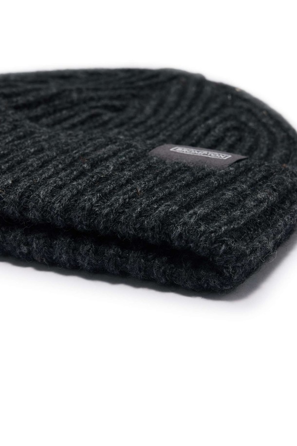 라벨 포인트 숏 비니 – 씨/그레이 (P254AHA422)는 가을, 겨울 시즌에 착용하기 좋은 모자입니다. 모 75%, 나일론 25%의 부드러운 혼방 소재로 제작되었으며, 중간 깊이의 숏비니와 미드비니의 중간 기장으로 두상에 자연스럽게 맞는 핏을 선사합니다. 무지 디자인에 라벨 장식이 더해져 미니멀하고 베이직한 스타일을 연출하며, 약간의 신축성이 있어 편안한 착용감을 제공합니다. 일상, 산책, 집콕 등 다양한 상황에서 보온성을 더해주는 아이템입니다. 씨/그레이, 카키, 오렌지 세 가지 색상으로 만나보세요.