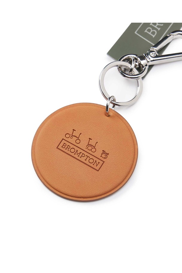 BICYCLE GRAPHIC KEYRING - 오렌지 (P255AAC410)는 클래식한 무드의 키링입니다. 인조가죽과 폴리우레탄 소재로 제작되었으며, 엠보싱 처리된 자전거 폴딩 로고와 레트로 타이포그래피 디자인이 특징입니다. 오렌지, 카키, 머스타드 세 가지 색상으로 출시되었으며, 일상복이나 산책룩 등 다양한 TPO에 활용 가능합니다. 가방이나 자전거에 걸어 포인트를 줄 수 있으며, 재귀 반사 기능으로 야간에도 안전성을 확보했습니다. 클래식, 캐주얼, 레트로 스타일을 즐기는 분들에게 적합한 아이템입니다.
