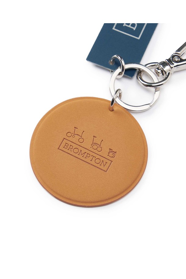 머스타드 색상의 BICYCLE GRAPHIC KEYRING (바이시클 그래픽 키링)입니다. 인조가죽과 폴리우레탄 소재로 제작되었으며, 클래식과 레트로 스타일을 담았습니다. 엠보싱 디자인과 브롬톤 자전거 폴딩 로고 불박 처리가 특징이며, 실버 컬러의 'BROMPTON 1975' 타이포 그래픽이 돋보입니다. 일상, 사이클 용도로 사용 가능하며 야간 라이딩 시 안전을 위한 재귀반사 기능을 제공합니다. 동네 마실룩, 산책룩, 여행룩에 미니멀하게 포인트를 줄 수 있는 아이템입니다.
