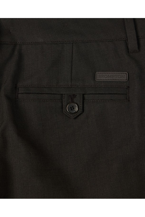 브라운 컬러의 체크 패턴이 돋보이는 체커드 트라우저스입니다. 남성용 긴바지로, 봄, 가을에 착용하기 좋습니다. 폴리에스테르 소재로 제작되어 편안한 착용감을 제공하며, 레귤러 핏으로 제작되었습니다. 클래식하고 베이직한 스타일에 오피스룩, 비즈니스 캐주얼, 출근룩 등 다양한 TPO에 활용 가능합니다. 미니멀한 스타일을 선호하는 분들께 추천합니다.
