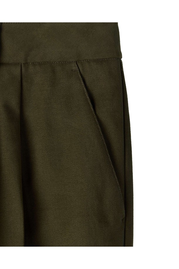 브러쉬드 투 턱 트라우저 - D/KHAKI (P254MPT435)는 가을, 겨울 시즌에 적합한 치노 팬츠입니다. 60년대 아이비리그 스타일을 모던하게 재해석하여 클래식하면서도 세련된 무드를 연출합니다. 부드러운 촉감의 면, 폴리에스테르, 폴리우레탄 혼방 소재에 브러쉬드 가공을 더해 고급스러운 외관을 자랑하며, 안감이 있어 보온성을 높였습니다. 투턱 디자인과 와이드 핏, 레귤러핏으로 편안한 착용감을 제공하며,  스트레치 소재로 활동성을 더했습니다. 데일리룩, 오피스룩, 비즈니스 캐주얼 등 다양한 TPO에 활용 가능한 활용도 높은 아이템입니다.
