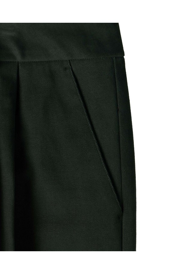 브러쉬드 투턱 트라우저 - G/카키 (P254MPT435)는 남성용 투턱 팬츠입니다. 가을, 겨울 시즌에 적합하며, 베이직하고 캐주얼한 스타일을 연출합니다. 겉감은 면, 폴리우레탄, 폴리에스터 혼방으로 제작되었으며, 부드러운 촉감과 두꺼운 두께감으로 보온성을 높였습니다. 브러쉬드 가공과 신축성 있는 소재로 편안한 착용감을 선사하며, 레귤러핏과 와이드핏의 매력을 동시에 느낄 수 있습니다. 데일리룩, 출근룩 등 다양한 상황에 맞춰 캐주얼, 클래식, 미니멀 스타일을 연출해보세요.
