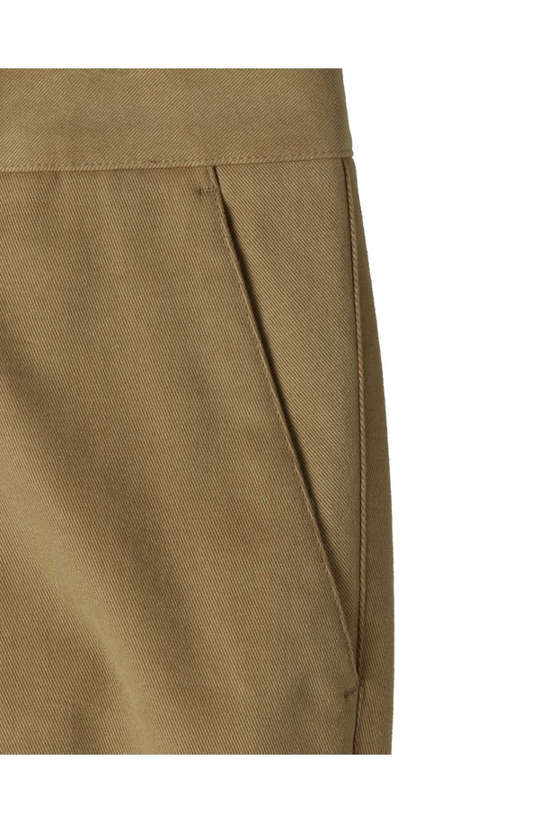 브러쉬드 베이직 트라우저 - D/베이지 (P254MPT436)는 가을과 겨울에 어울리는 캐주얼 및 밀리터리 스타일의 치노 팬츠입니다. 베이지 및 카키 컬러로 출시되었으며, 넉넉한 레귤러핏과 와이드 핏으로 편안한 착용감을 선사합니다. 면, 폴리에스테르, 폴리우레탄 혼방의 부드러운 브러쉬드 가공 소재로 제작되어 부드러운 촉감과 우수한 보온성을 자랑하며, 안감이 있어 더욱 따뜻하게 착용 가능합니다. 신축성이 있어 활동성이 좋고, 일상 및 캐주얼 스타일, 가을 나들이룩, 겨울 데일리룩에 활용하기 좋습니다.
