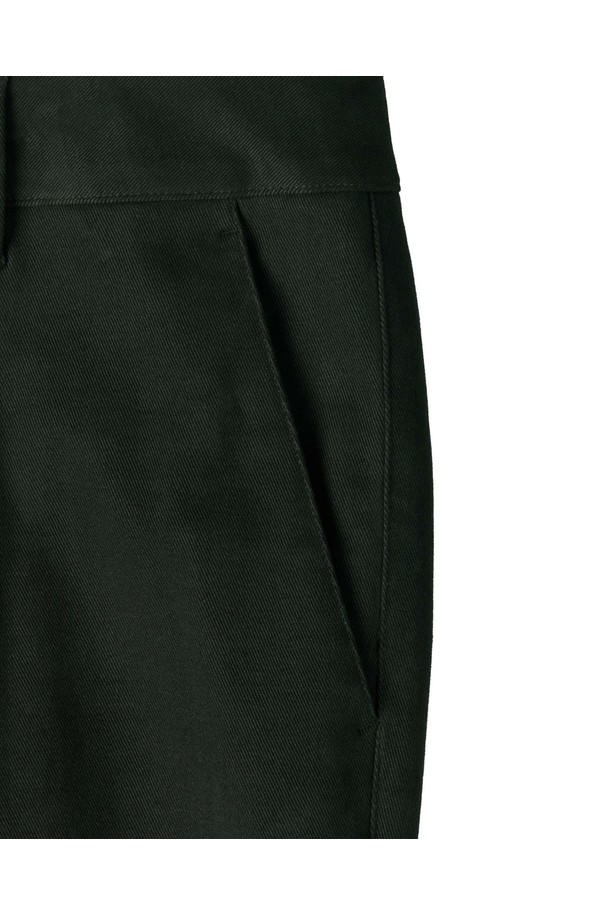 브러쉬드 베이직 트라우저 - G/KHAKI (P254MPT436)는 가을, 겨울 시즌을 위한 데일리룩 필수 아이템입니다. 베이지와 카키 두 가지 컬러로 출시되었으며, 부드러운 터치감의 브러쉬드 가공이 특징입니다. 면, 폴리에스테르, 폴리우레탄 혼방 소재로 제작되어 신축성이 뛰어나 편안한 착용감을 선사합니다. 레귤러핏과 와이드 핏으로 캐주얼, 미니멀, 클래식 등 다양한 스타일을 연출할 수 있으며, 보온성을 높여 겨울철에도 따뜻하게 입을 수 있습니다. 무지 디자인에 중간 두께감으로 어떤 상의와도 잘 어울립니다.
