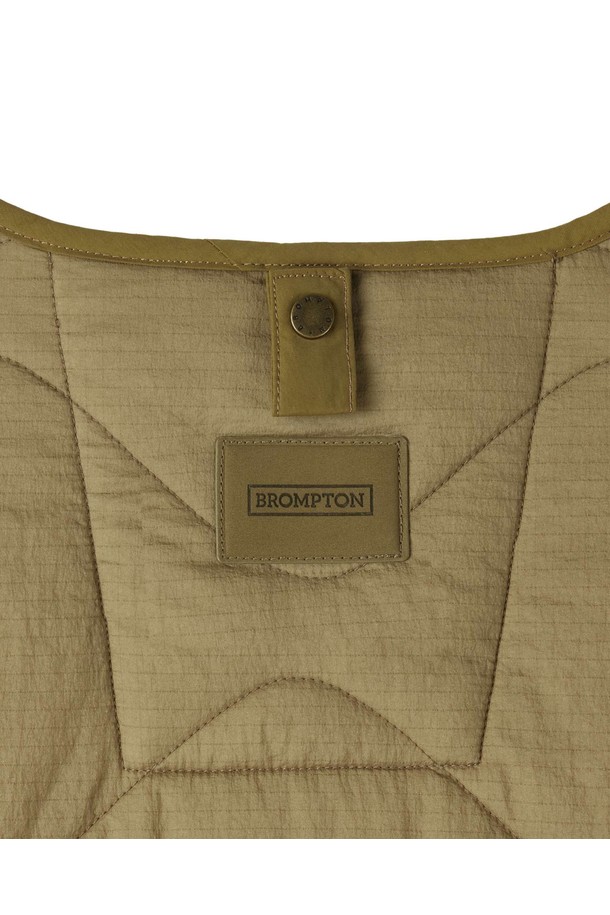 BRITISH CAMPER QUILTED JACKET - 베이지 (P254UPD430)는 캐주얼 스타일의 퀼팅 자켓입니다. 봄, 가을, 겨울 계절에 활용 가능하며, 일상 및 데이트룩, 가을 나들이룩에 적합합니다. 레귤러핏으로 제작되었으며, 립스탑 원단과 입체적인 질감, 부분 배색 원단이 특징입니다. 지퍼형 여밈 방식과 라운드넥 코트 타입으로, 가슴 지퍼 디테일과 뒷넥 지퍼, 사이드 고정 고리가 디자인되었습니다. 나일론, 면, 폴리에스터 혼방 소재로 제작되어 이너 레이어링이 용이합니다.
