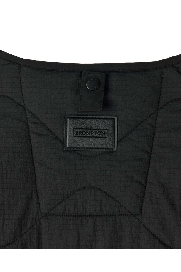 BRITISH CAMPER 퀼티드 재킷 - 블랙(P254UPD430)은 캐주얼한 무드의 남녀공용 퀼팅 재킷입니다. 봄, 가을, 겨울 세 계절 모두 활용 가능하며, 가벼운 착용감과 립스탑 원단으로 제작되어 편안함을 선사합니다. 라운드넥 디자인에 지퍼 여밈 방식으로 간편하게 착용할 수 있으며, 레귤러핏으로 제작되어 활동성을 높였습니다. 블랙 컬러에 무지 디자인으로 다양한 스타일의 이너와 레이어링하여 겨울 데일리룩, 산책룩 등 폭넓게 활용하기 좋습니다. 가슴 지퍼 디테일과 부분 배색, 뒷넥 지퍼, 사이드 고정 고리 등의 디테일이 돋보입니다.
