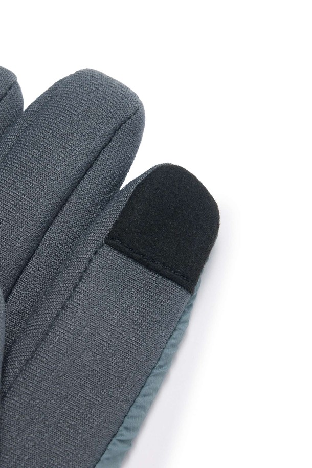 **POLARTEC GLOVES - 블루 (P254AGL110)**

보온성과 방한 기능이 뛰어난 폴라텍 소재의 장갑입니다. 일상생활과 아웃도어 활동 모두에 적합하며, 손가락 분리형 디자인으로 활동성을 높였습니다. 짙은 블루 컬러의 무지 디자인으로 캐주얼, 미니멀, 고프코어 스타일을 연출하기 좋습니다. 겨울철 추위 속에서도 따뜻하고 부드러운 촉감을 선사하는 두꺼운 두께감의 장갑입니다.
