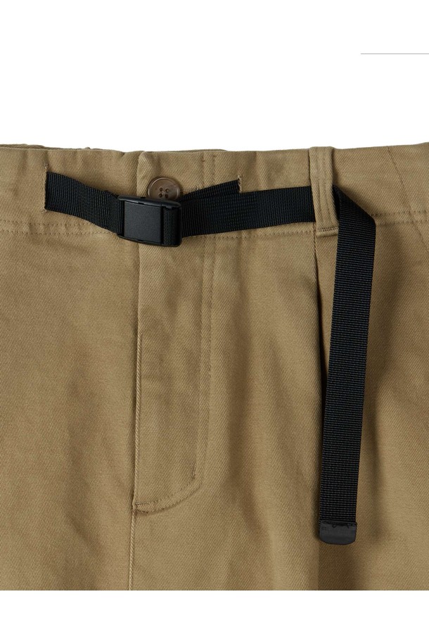 W 브리티시 캠퍼 스커트 - D/베이지 (P254WSK436)는 겨울 시즌, 여성 고객을 위해 디자인된 미디 기장의 A라인 스커트입니다. 고밀도 코튼 스판 원단에 브러쉬드 가공을 더해 부드러운 촉감과 보온성을 강화했으며, 안감이 있어 편안하게 착용할 수 있습니다. 베이지 및 카키 컬러로 출시되어 다양한 겨울 데일리룩, 오피스룩, 모임룩에 클래식하고 미니멀한 스타일을 연출하기 좋습니다. 원턱 디테일이 돋보이는 릴랙스 핏의 무지 스커트로, 데일리하게 활용하기 좋은 아이템입니다.
