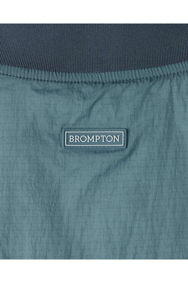 라이트웨이트 패디드 베스트 - L/블루 (P254MPV130)는 가볍고 따뜻한 착용감을 제공하는 패딩 베스트입니다. 목을 감싸는 넥 라인 립 디테일과 지퍼 및 넥 RIB 배색 컬러 포인트가 스포티한 무드를 더합니다. 전면부 사선 포켓으로 실용성을 높였으며, 가볍고 따뜻한 경량 패딩 충전재로 제작되어 겨울 및 간절기에 활용하기 좋습니다. 세미 오버핏으로 편안하게 착용 가능하며, 일상, 아웃도어, 여행 등 다양한 TPO에 맞춰 스포티, 캐주얼, 미니멀 스타일을 연출할 수 있습니다. 라이트블루와 오렌지 두 가지 컬러로 출시되었습니다.
